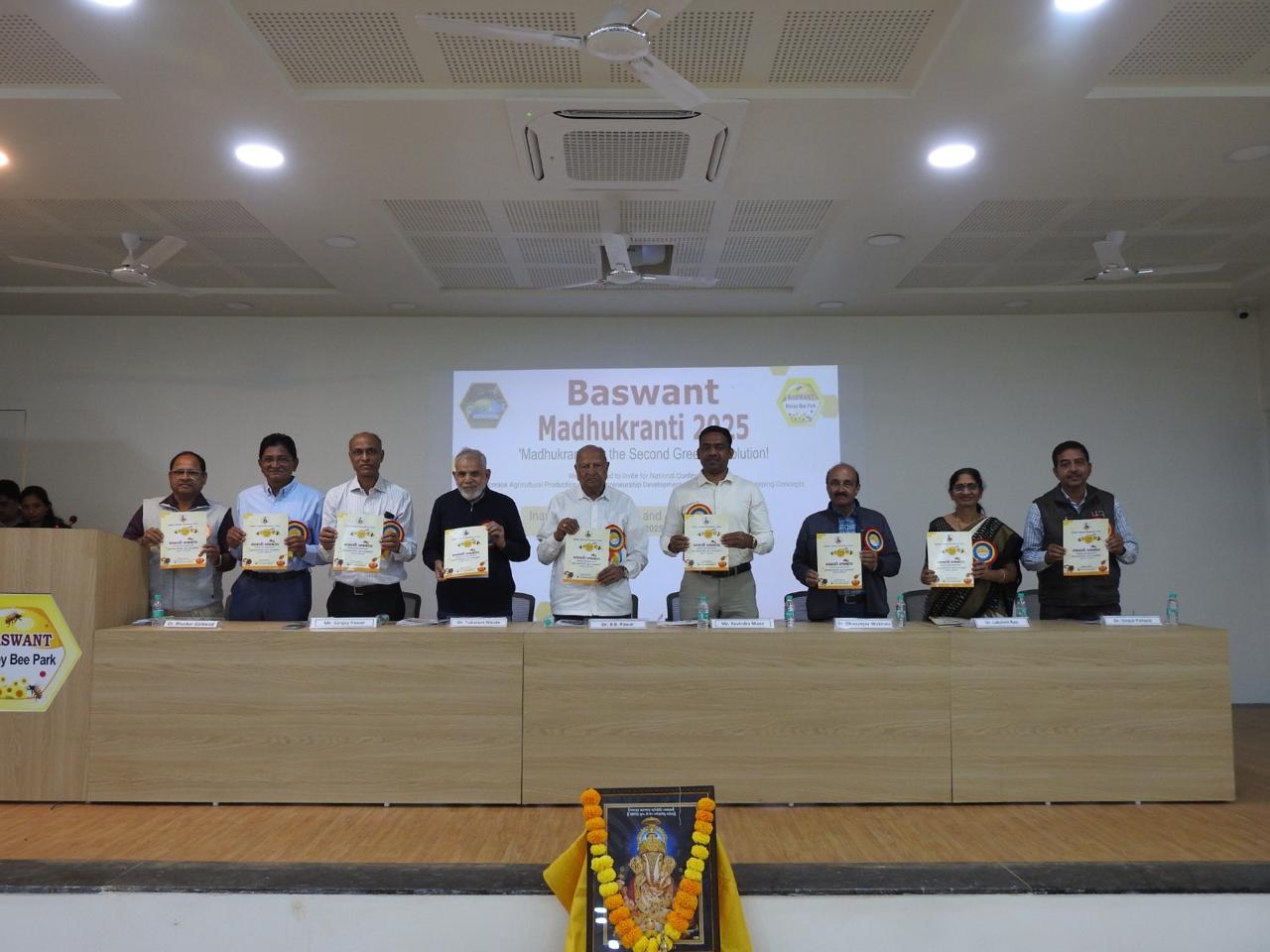 English to Marathi Honeybee Dictionary Cover